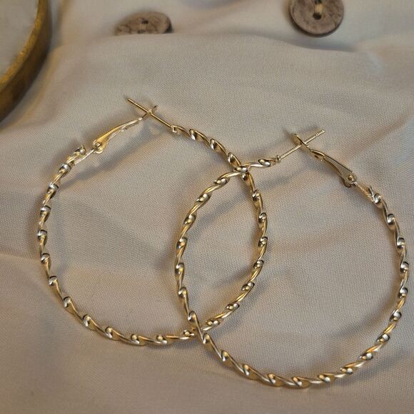 💲6️⃣ Bundled ✔️Gold Tone Hoop Earrings 2" Twist Detail - Picture 3 of 4